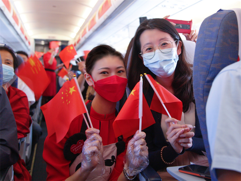 川航推出空地特色服务与旅客共庆祖国生日.jpg