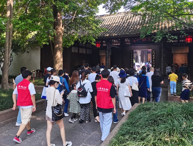 游客游览眉山三苏祠。四川省文旅厅供图